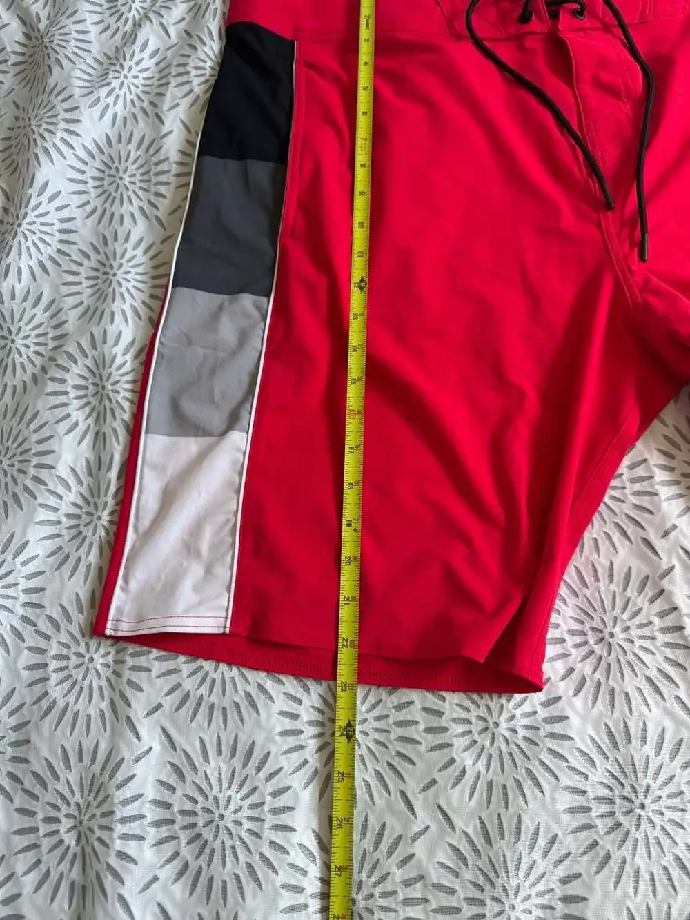 Oakley Men's Regular Fit Boardshorts in Red with Colorblock Detailing Men’s 40